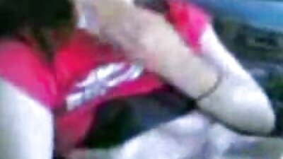 అందమైన యువ గృహిణి తన కంట్ మరియు ముఖాన్ని 2 BBC లతో నింపి, ఆపై ఆమె ముఖంపై కమ్ చేస్తుంది