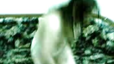 నగ్న మహిళ తన ప్రబలమైన కుందేలు వైబ్రేటర్ సెక్స్ బొమ్మతో హస్తప్రయోగం చేస్తోంది